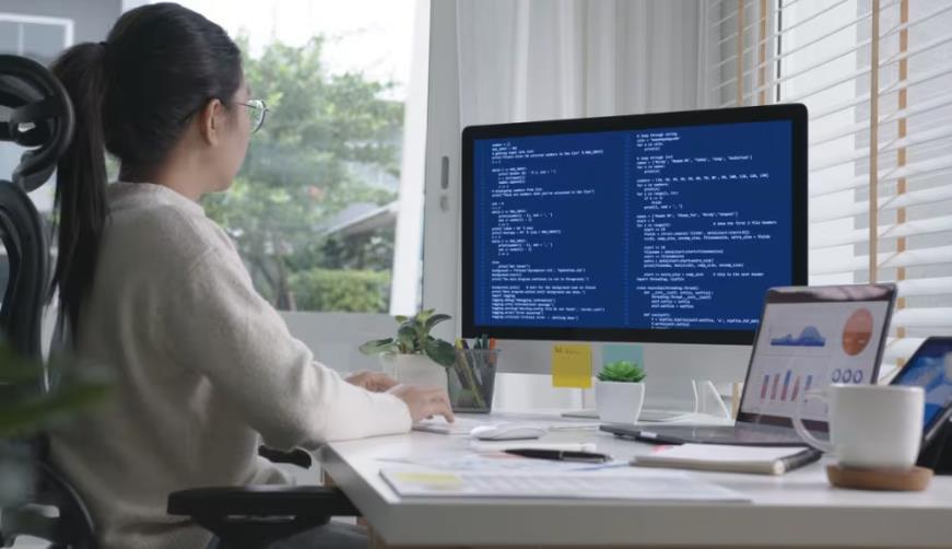 睢县软件开发公司实战建议：网站赋能，为何必须接入支持机器人？